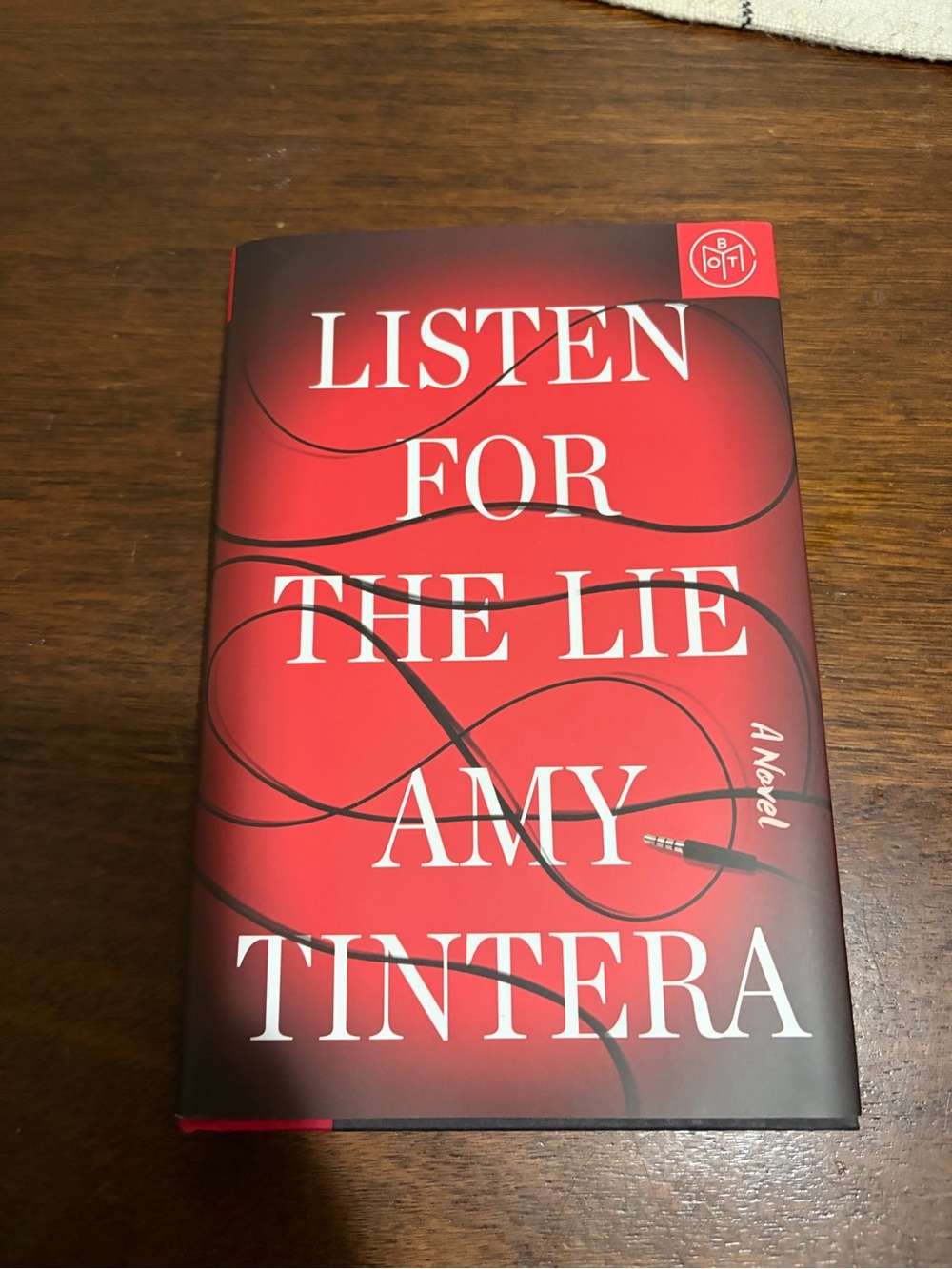 Amy Tintera "Listen for the Lie" - Red Hardcover